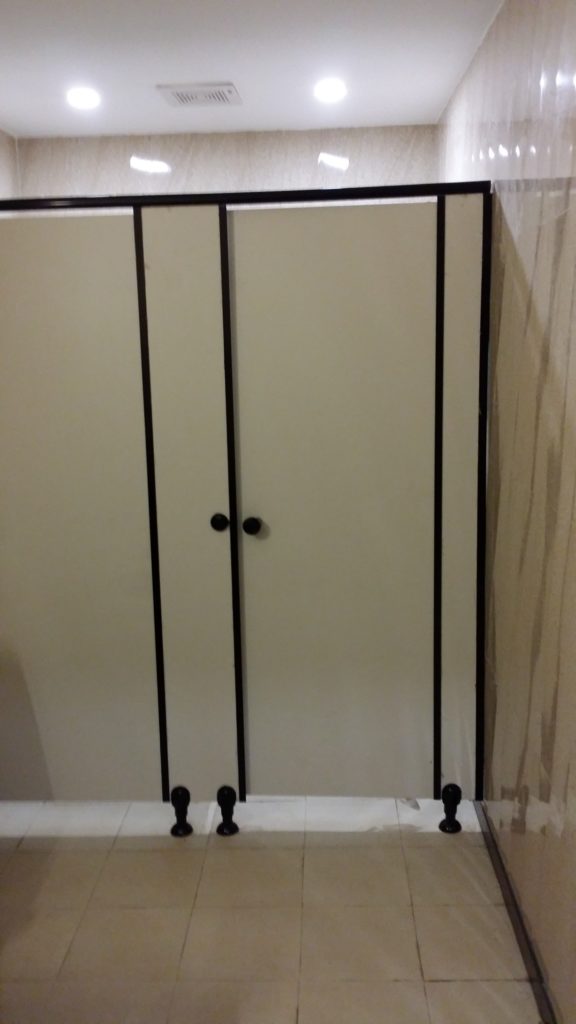 TOILET PARTITION (HPL)